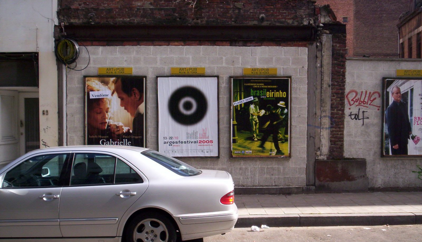 Street view of the argosfestival 2005 poster campaign for (13 –  22 October 2005).